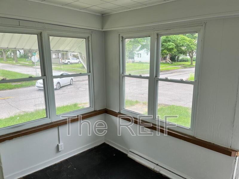 1553 Illinois Ave - Photo 6 of 13