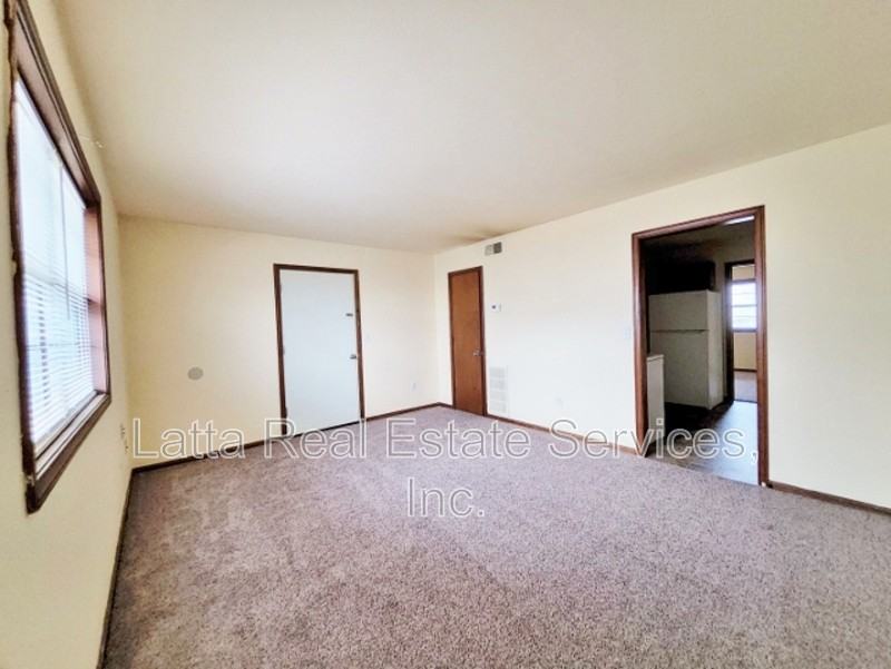 301 W 31st St - Photo 2 of 5