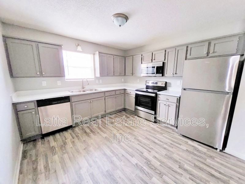 304 W Broadway St - Photo 4 of 8