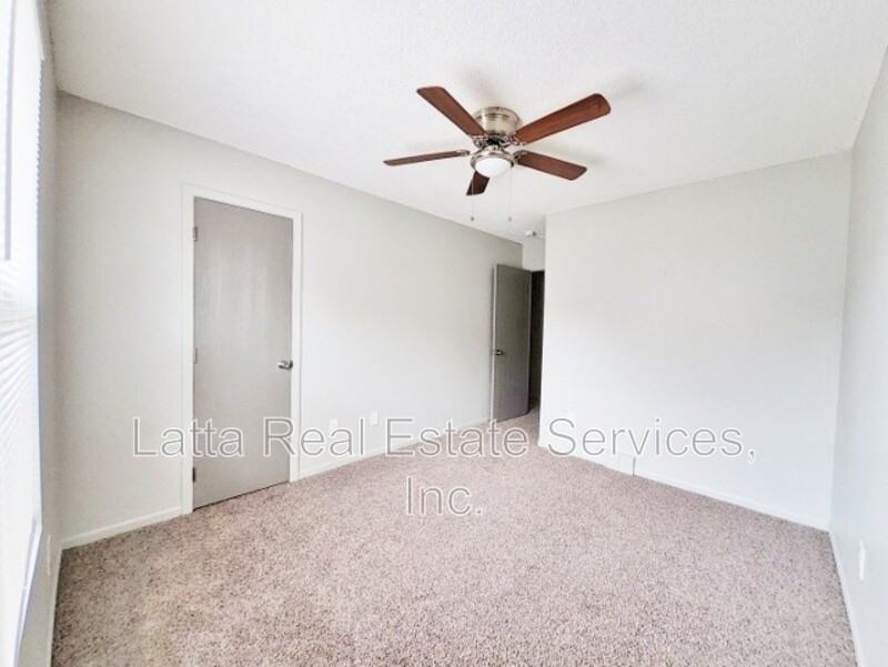 304 W Broadway St - Photo 6 of 8