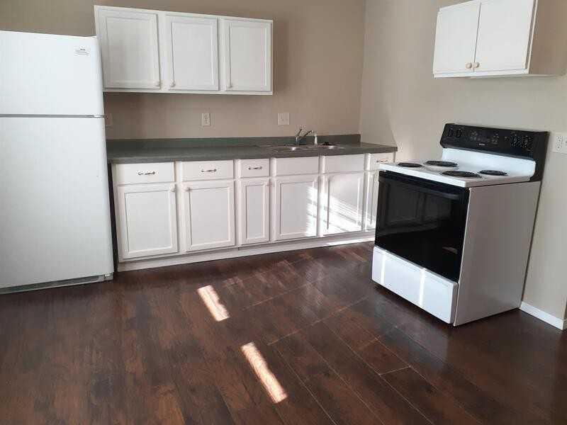 1031 Stuart St - Photo 2 of 8