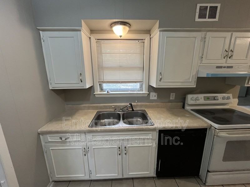 2859 Invergarry Rd - Photo 5 of 10