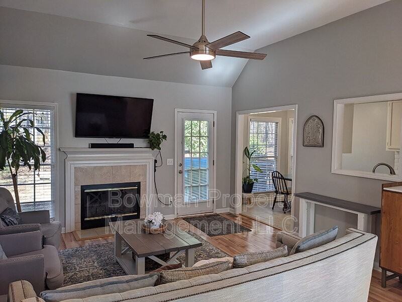 180 Twin Creek Ct - Photo 2 of 33