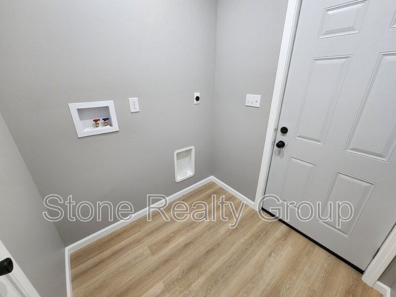 1162 W Ewing St - Photo 2 of 11