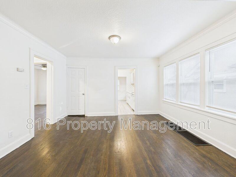 5341 Brooklyn Ave - Photo 5 of 41