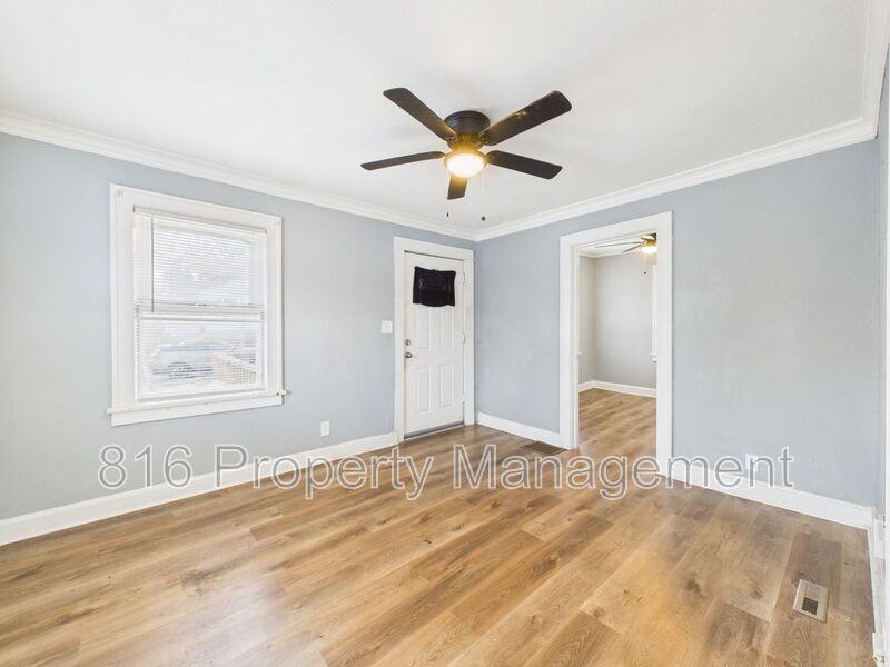 3218 E 61st St - Photo 3 of 25