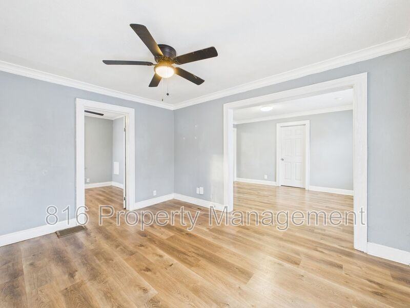 3218 E 61st St - Photo 4 of 25