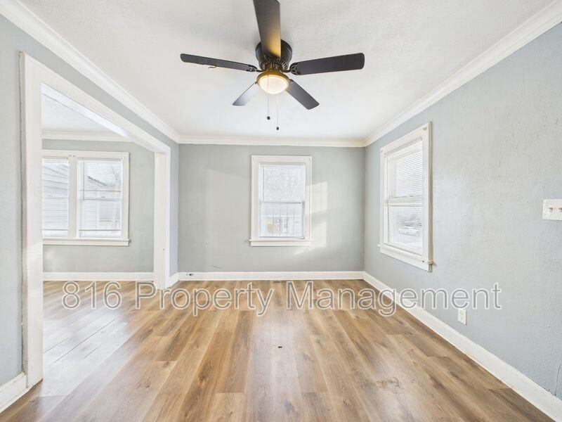 3218 E 61st St - Photo 6 of 25