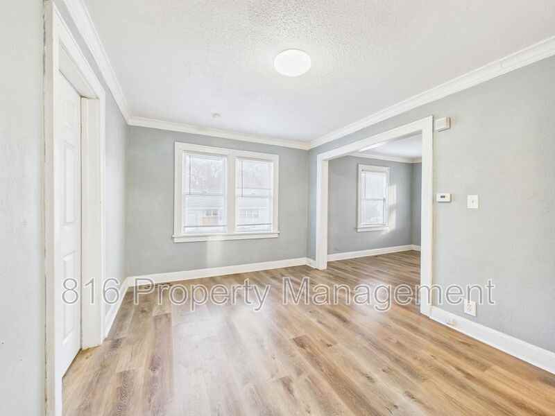 3218 E 61st St - Photo 7 of 25