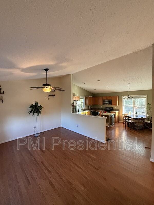 1041 Greenview Dr - Photo 4 of 14
