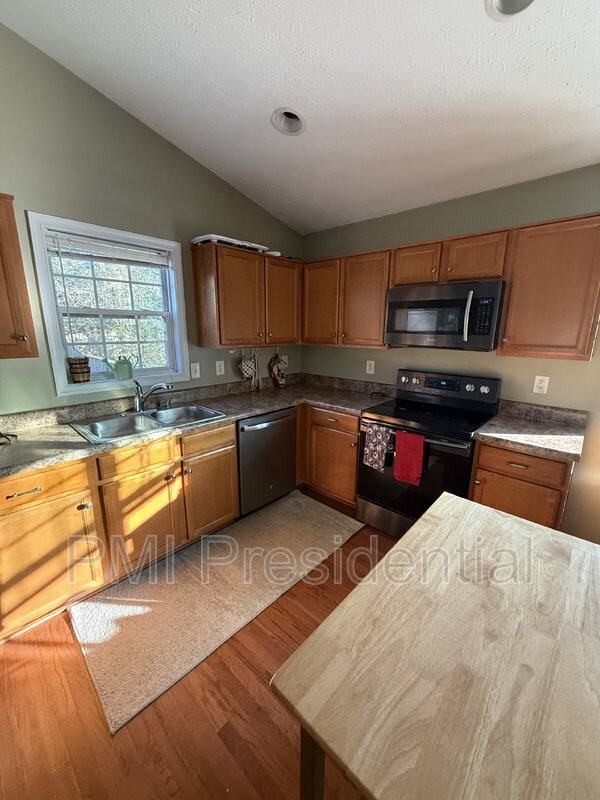 1041 Greenview Dr - Photo 5 of 14