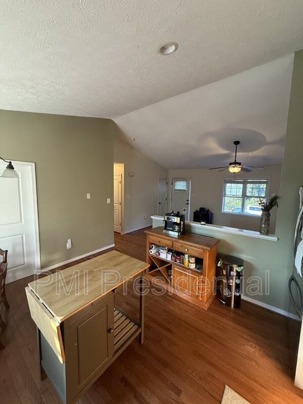 1041 Greenview Dr - Photo 6 of 14