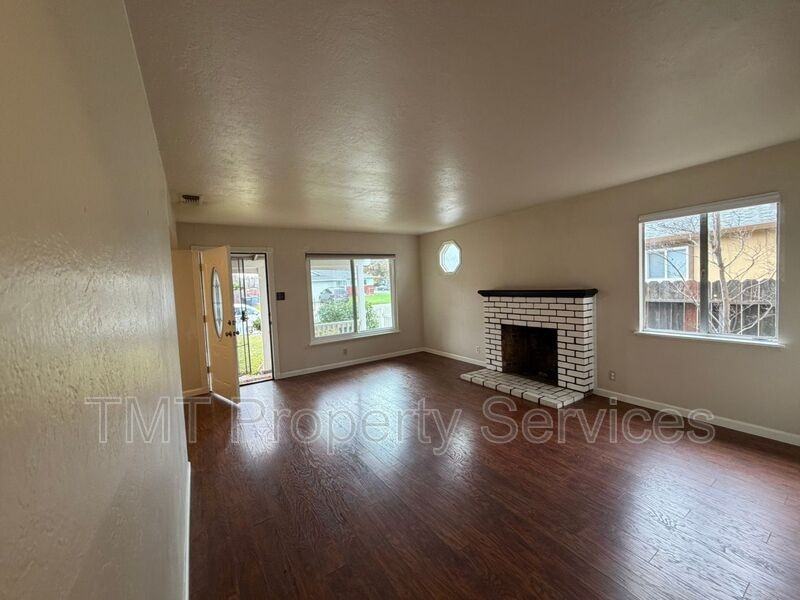 2011 Mangrum Ave - Photo 4 of 22