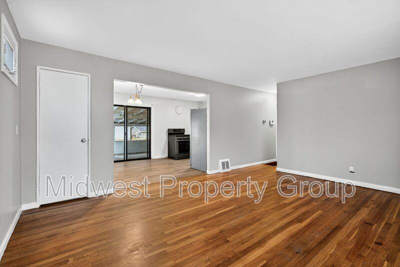 1395 Acredale Dr - Photo 4 of 32