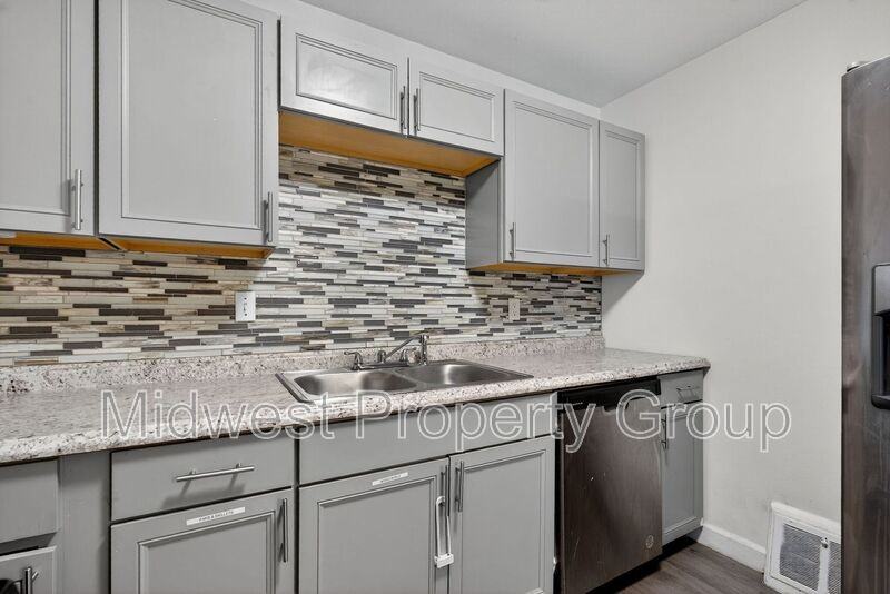 1395 Acredale Dr - Photo 5 of 32