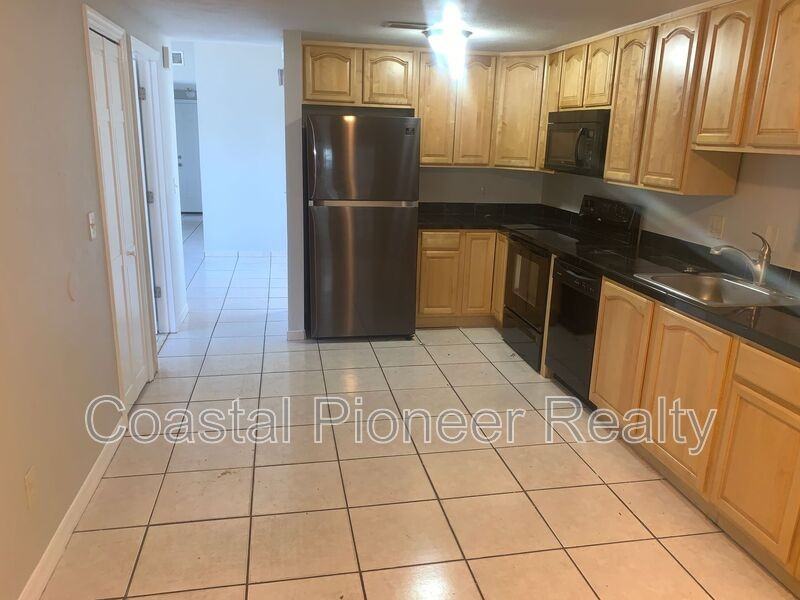 10202 Bonnie Bay Ct - Photo 3 of 17