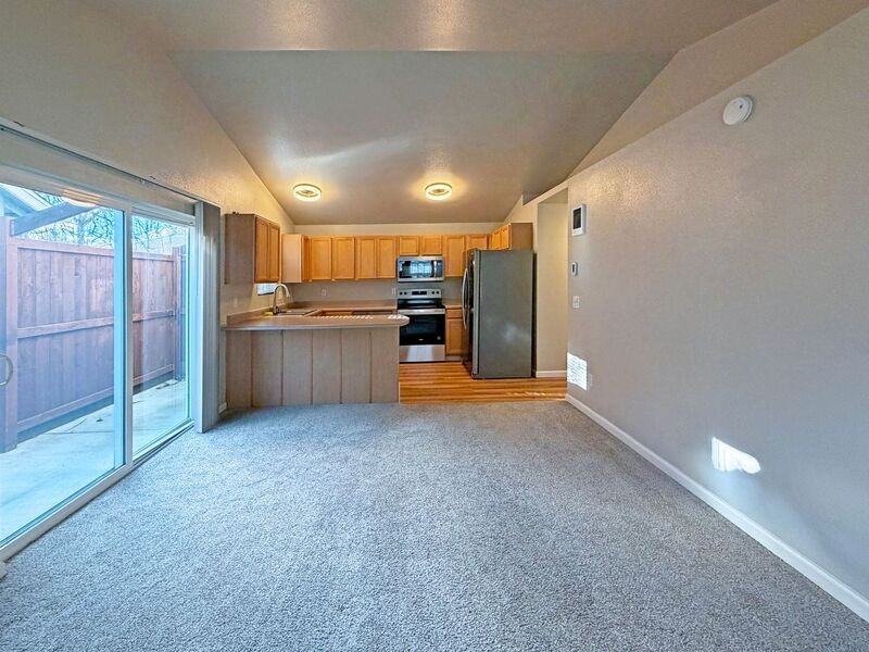 573 Hanover St - Photo 2 of 17