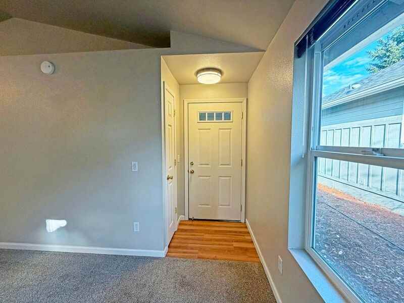 573 Hanover St - Photo 3 of 17