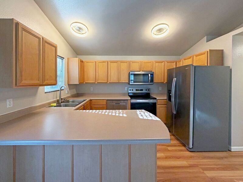 573 Hanover St - Photo 4 of 17