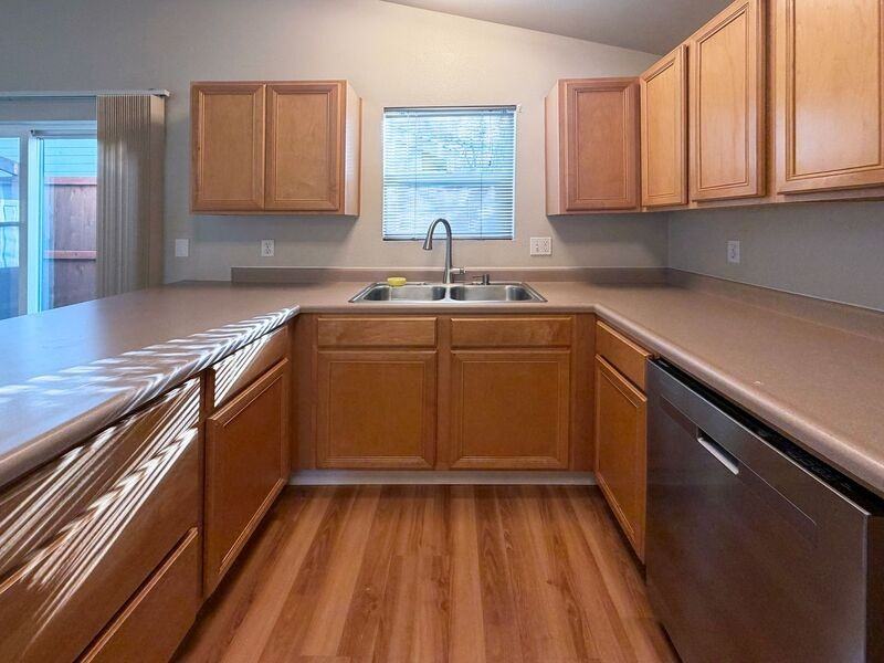 573 Hanover St - Photo 5 of 17