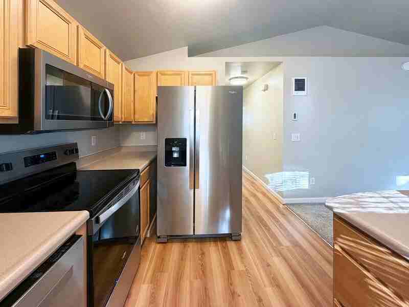 573 Hanover St - Photo 6 of 17