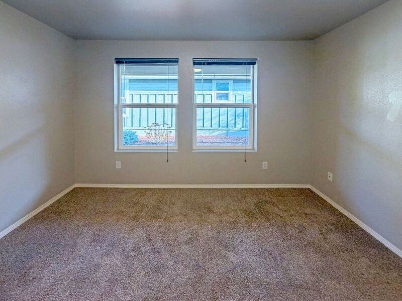 573 Hanover St - Photo 7 of 17