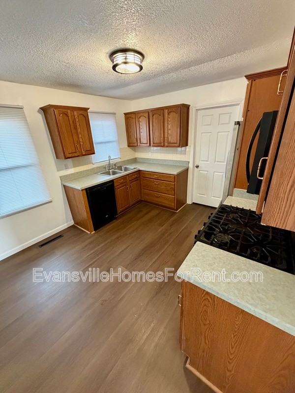 2148 Waggoner Ave - Photo 5 of 10