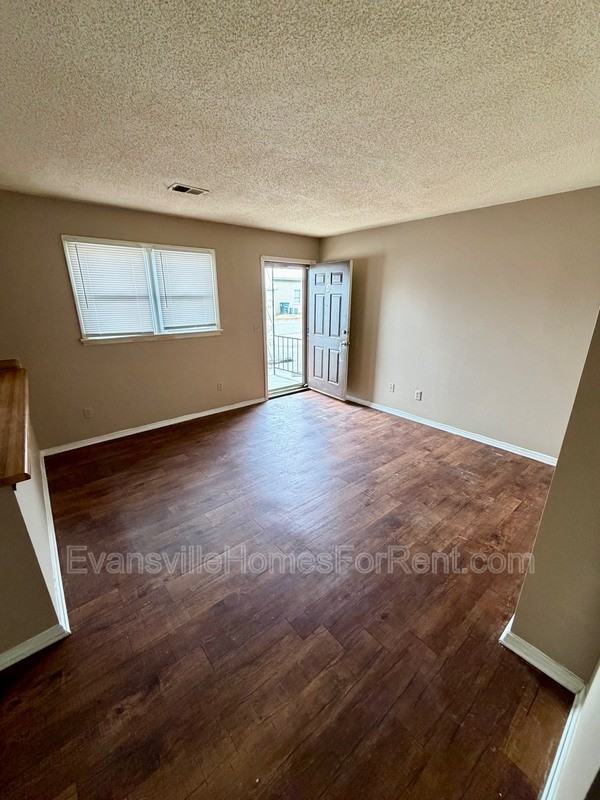 1010 Mary St - Photo 6 of 10