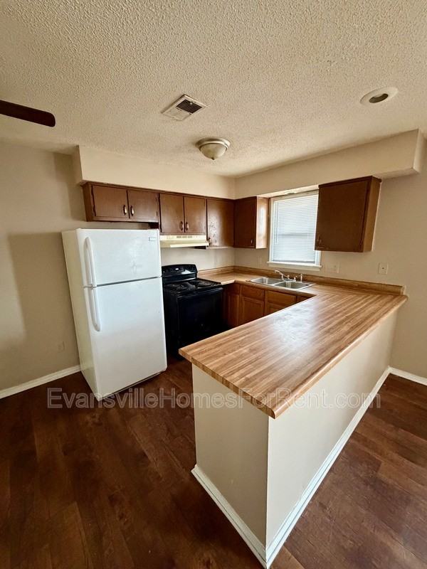 1010 Mary St - Photo 7 of 10