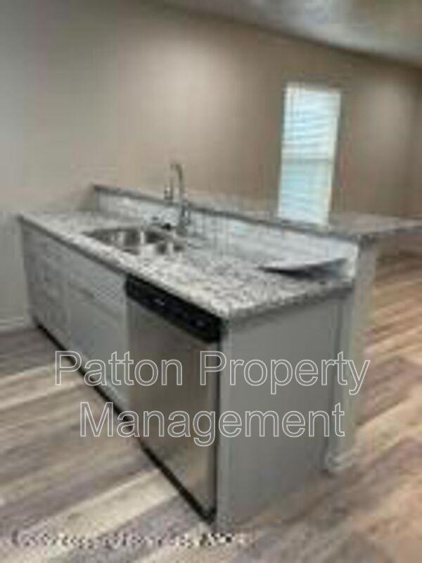 102 8th St #C - Photo 4 of 22