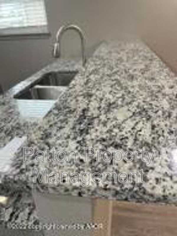 102 8th St #C - Photo 5 of 22