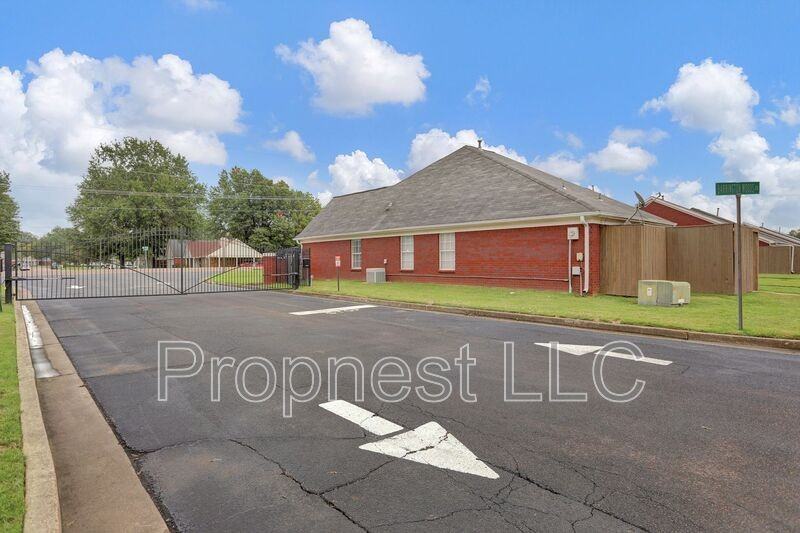 840 Barrington Woods Cv - Photo 2 of 30