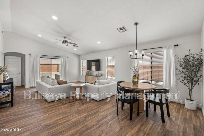 3402 E Menadota Dr - Photo 2 of 17