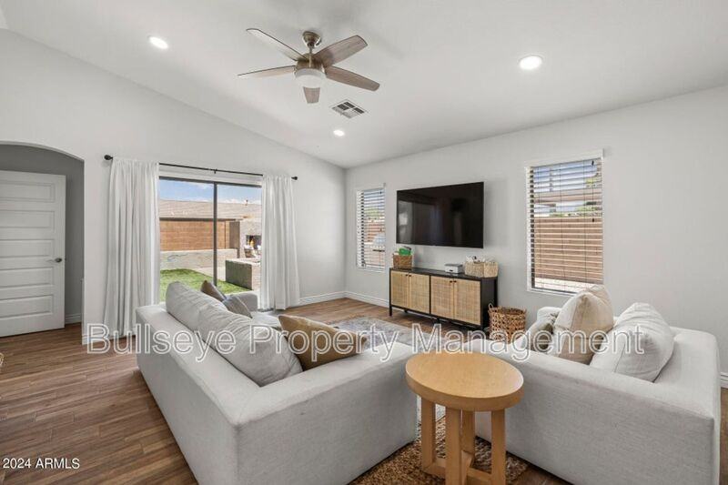 3402 E Menadota Dr - Photo 3 of 17