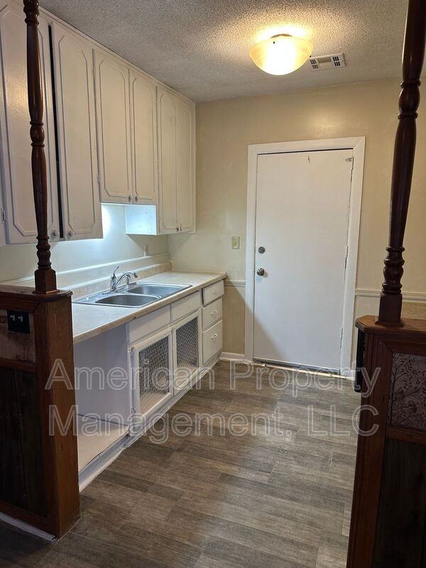 1928 N Columbia Pl - Photo 6 of 21