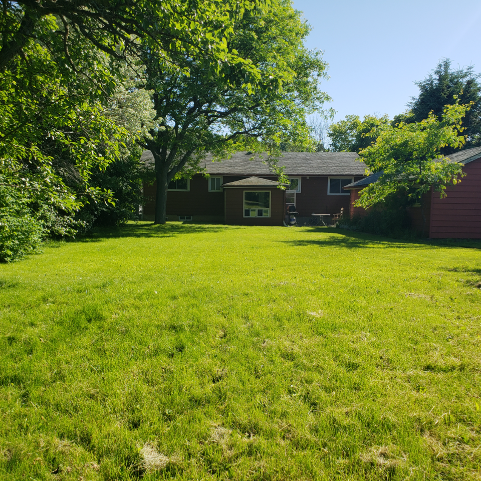 3 Beds 1 Bath Apartment - Photo 4 of 6