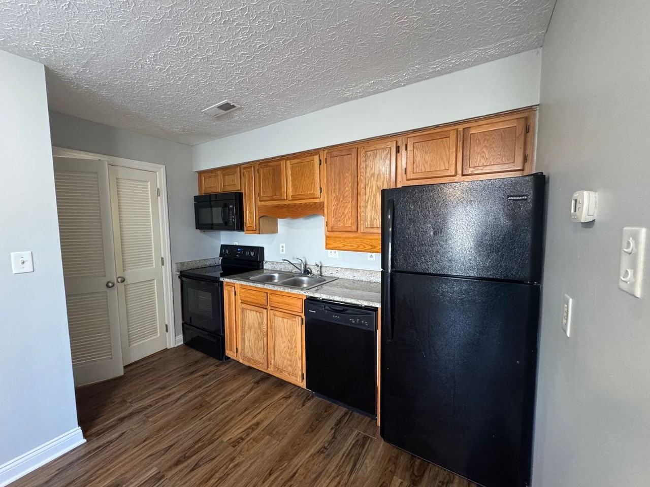 Westen Apartments - Photo 4 of 33