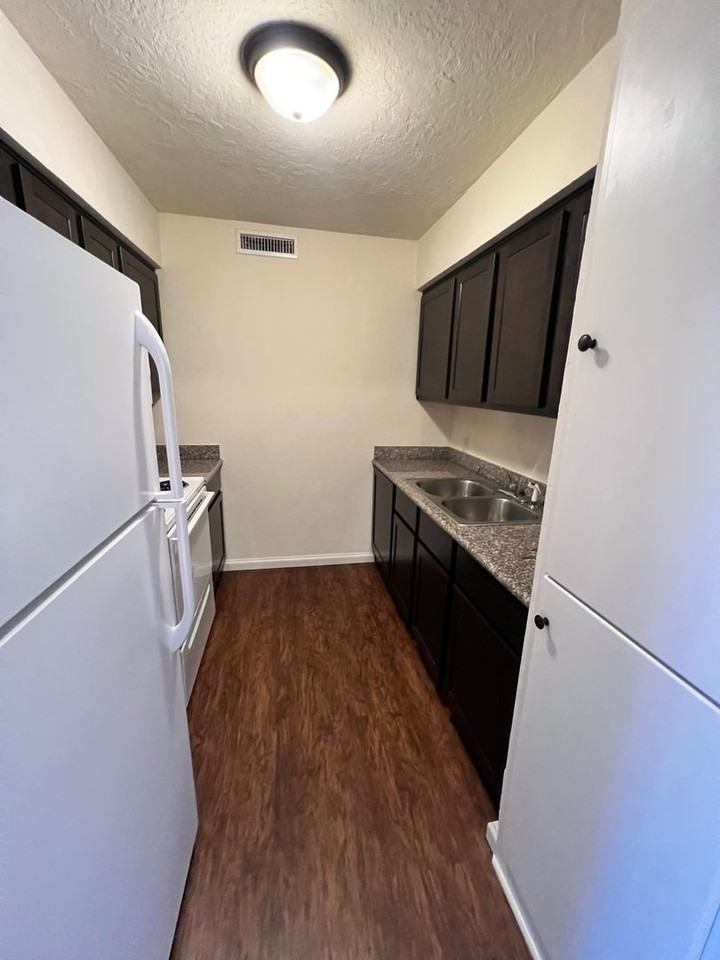 Renaissance Park Apartments - Photo 3 of 27