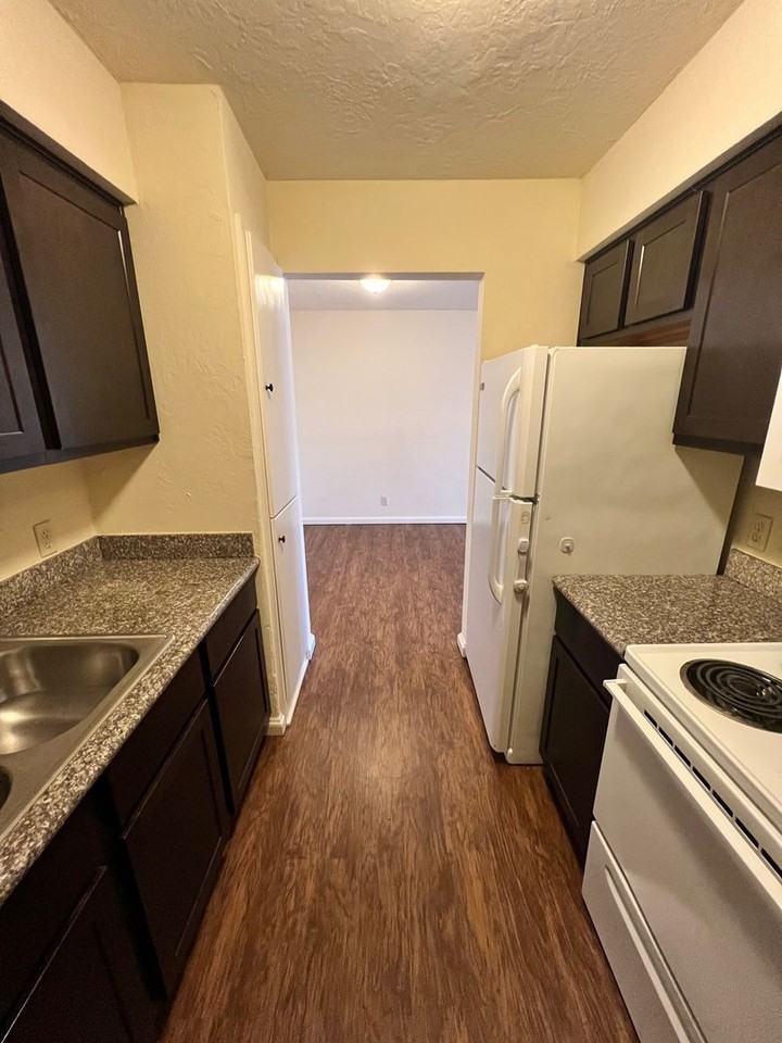 Renaissance Park Apartments - Photo 4 of 27