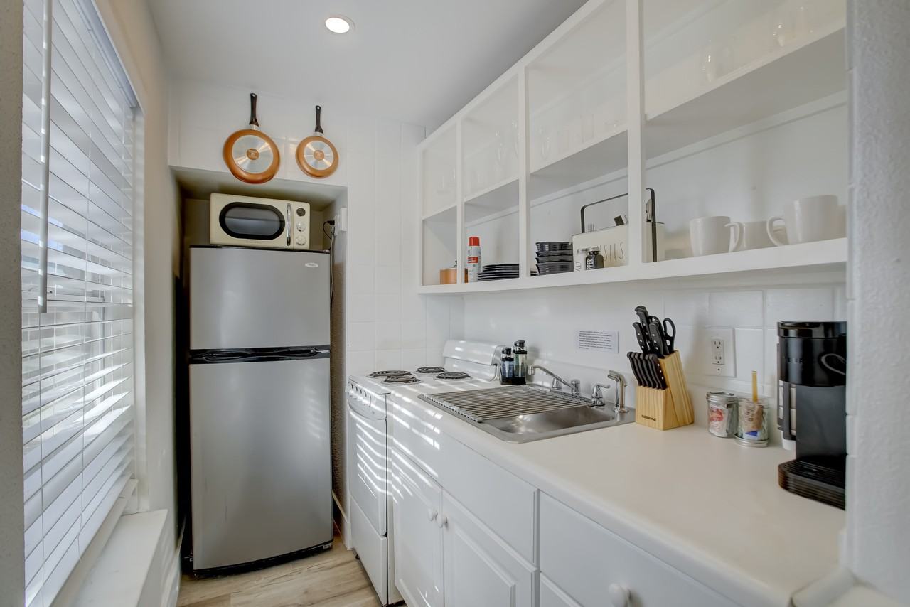 2113 NE 9th Ave - Photo 3 of 16