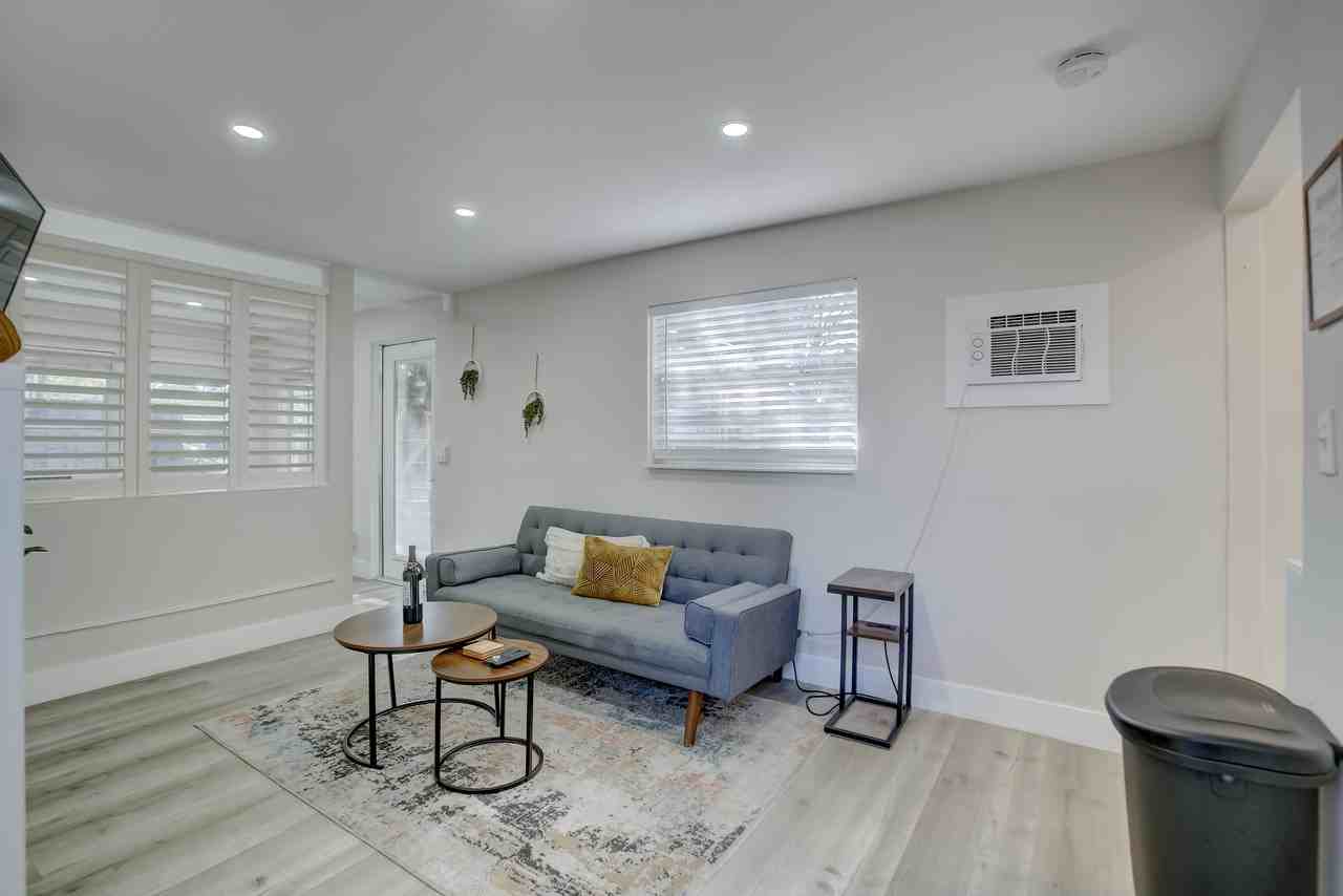 2113 NE 9th Ave - Photo 4 of 16