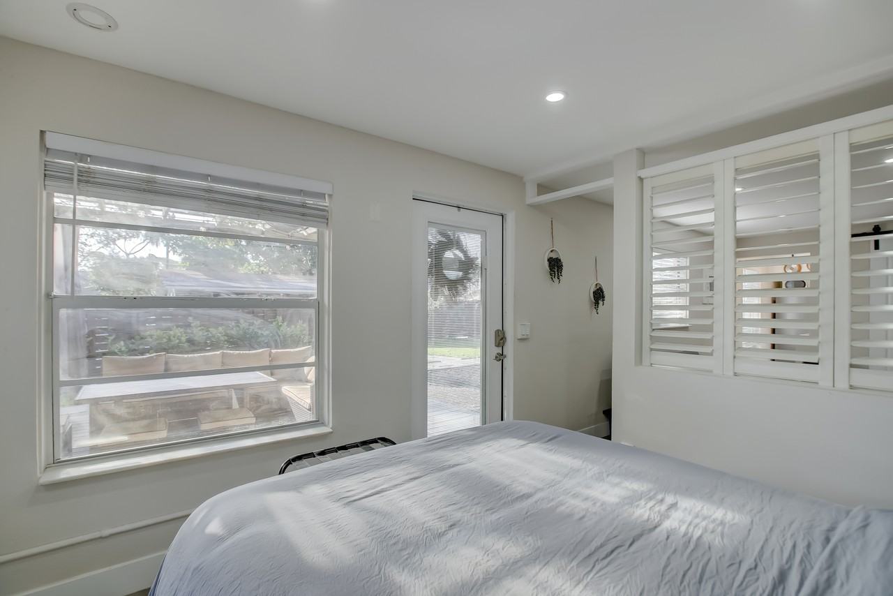 2113 NE 9th Ave - Photo 5 of 16