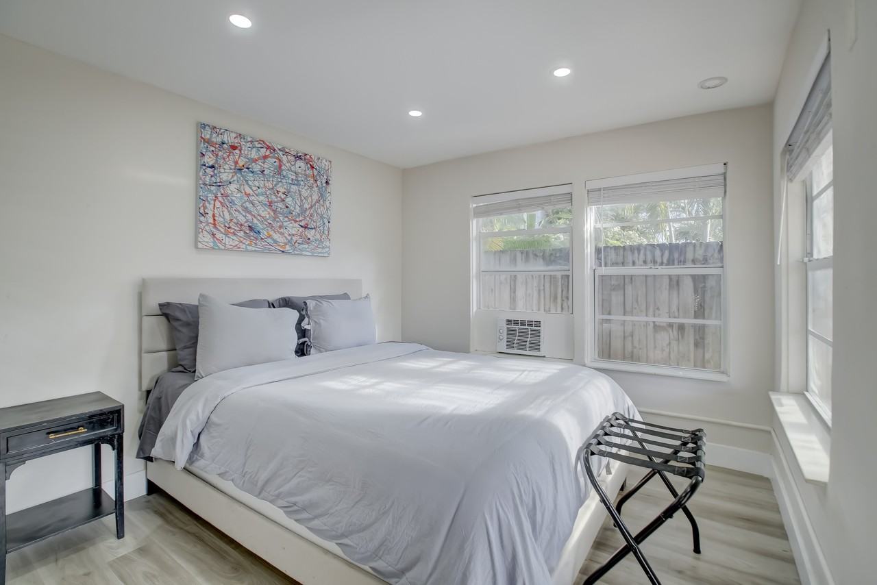 2113 NE 9th Ave - Photo 6 of 16