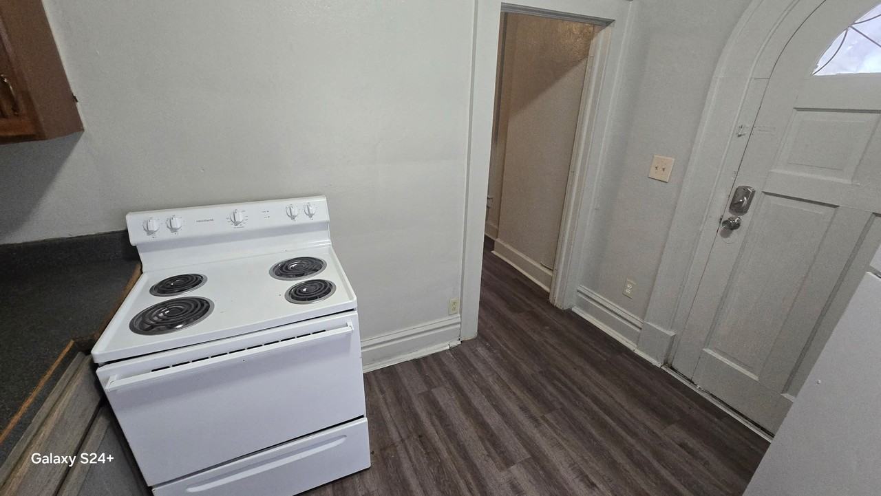 1422 Central Avenue - Photo 3 of 7