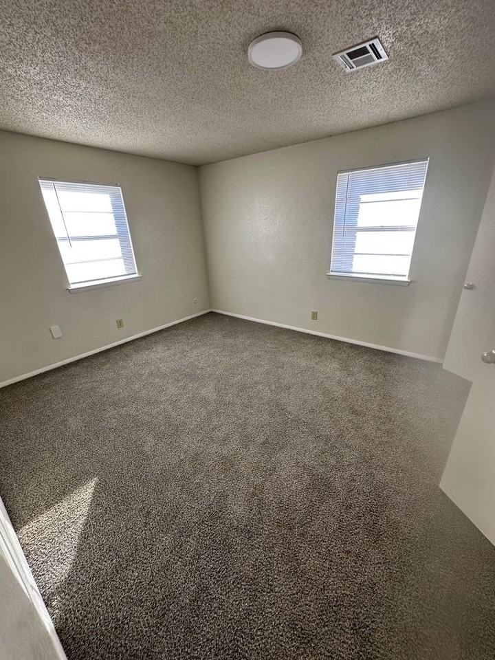 Rolling Hills Apartments - Photo 6 of 33