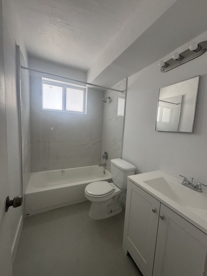 1795 Northeast 116th Road - Photo 3 of 8