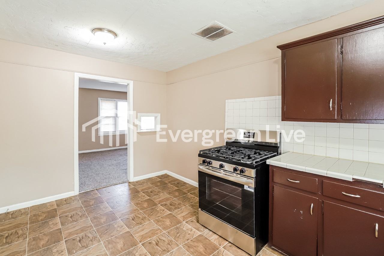 6629 Parkview Ave - Photo 5 of 15