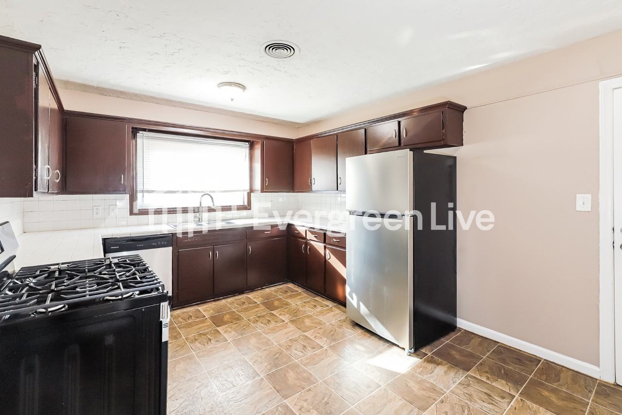 6629 Parkview Ave - Photo 6 of 15