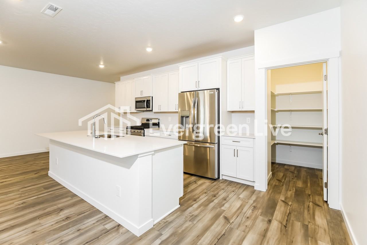 308 Ravello St - Photo 6 of 16