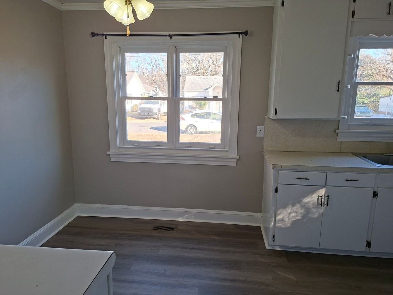 808 Highland St - Photo 5 of 9